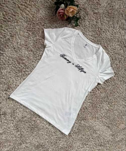 【美品】Tommy Hilfiger ロゴ刺繍 ロゴビジュー VネックTシャツ ホワイト Mサイズ トミーヒルフィガー