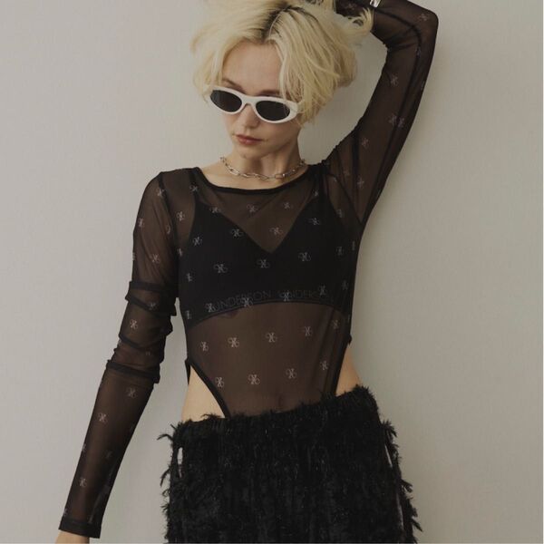 VIOLETTA モノグラム柄シアーボディスーツ ブラック シアー トップス