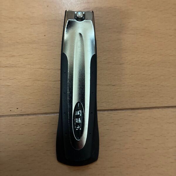 爪切り 黒と銀 人間工学デザイン 関孫六