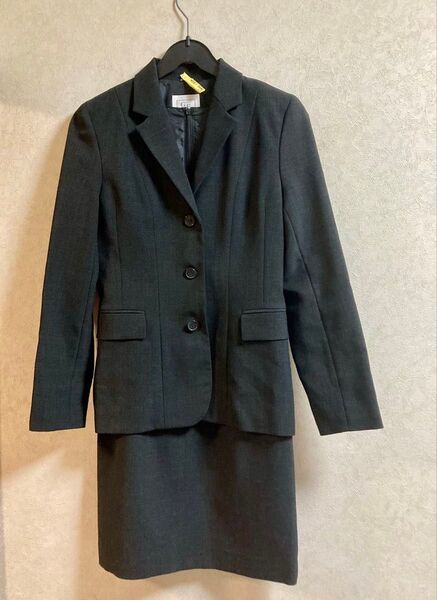 # 黒っぽいパンツスーツ・ジャンバースカートセットとピンク色ブラウス(7号)