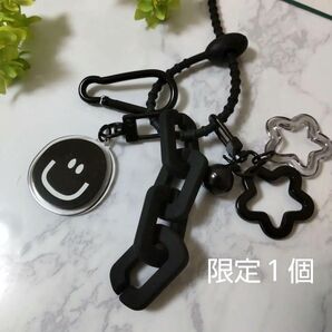 じゃらじゃらキーホルダー ニコちゃん ブラック 黒 韓国 トレンド 星 鈴 カラビナ にこちゃん スマイル