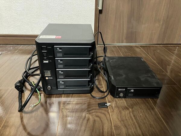 NAS 「HDL-XR4W(1TBHDD×4台)」と外付型ハードディスク「RHD-UX2.0L(HDDケースのみ)」のセット