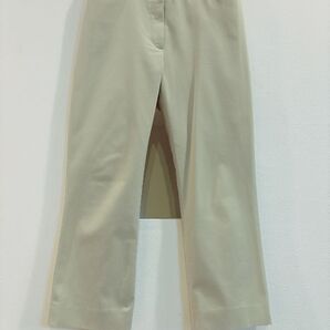 薄いもえぎ色のクロップドパンツ 7分丈 春夏 ストレッチ オンワード樫山 MLLE ノエビア 薄萌葱色 爽やかなベージュ