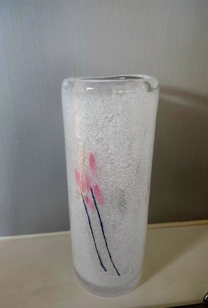 花瓶 手作りガラス 気泡入り フラワーベース ピンクの花柄