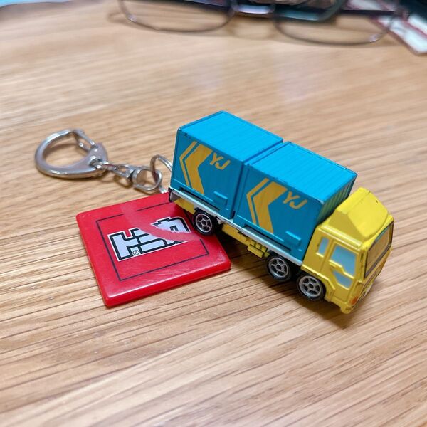 トミカ 三菱ふそう コンテナトラック キーホルダー トラック