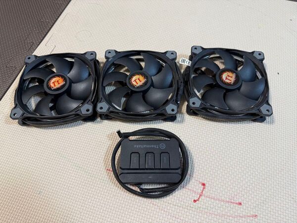 Thermaltake RGB 256カラー 12cm CPUファン TT 3個パック コントローラー付き