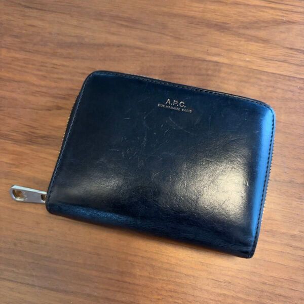 A.P.C.レザー ラウンドファスナー型コンパクトウォレット 折り財布