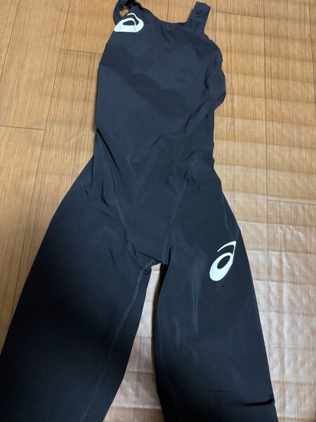 アシックスです! 高速水着なのですが、FINAマークが剥がれてしまったので試合では着用できませんのでご注意下さい!サイズはSSです