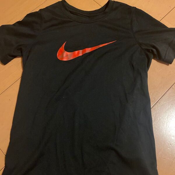 NIKE Tシャツ 黒 赤ロゴ