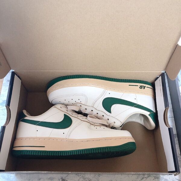 美品 Nike Women's Air Force 1 ナイキ ウィメンズ エアフォース DZ4764-133 24センチ