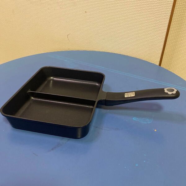 黒い金属製卵焼き器 仕切り付き