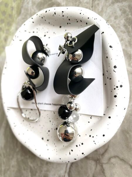 【S字ブラックフレームピアス】 ハンドメイド ピアス アクセサリー