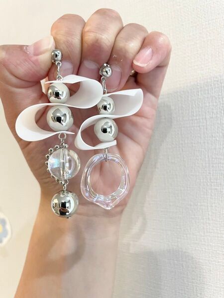 【オーロラs字ホワイトピアス】 ピアス ハンドメイド