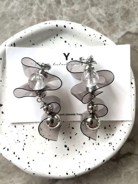 【クリアブラックうねうねピアス】 ハンドメイド ピアス シルバー