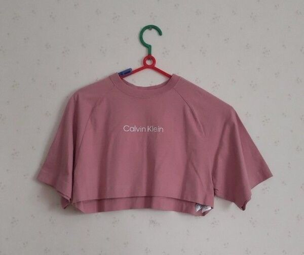 Calvin Klein 半袖クロップド丈Tシャツ くすみピンク