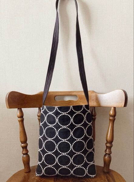 ハンドメイド ショルダーバッグ コットンリネン 刺繍 サークル ブラック