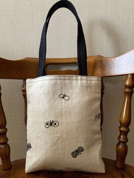 ハンドメイド トートバッグ 生成 コットンリネン 黒 刺繍 ちょうちょ