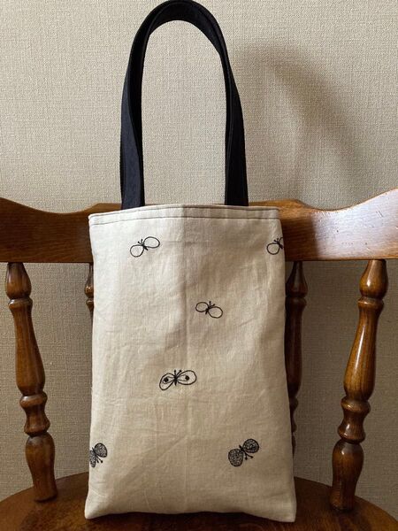 ハンドメイド トートバッグ 生成 コットンリネン 黒 刺繍 ちょうちょ