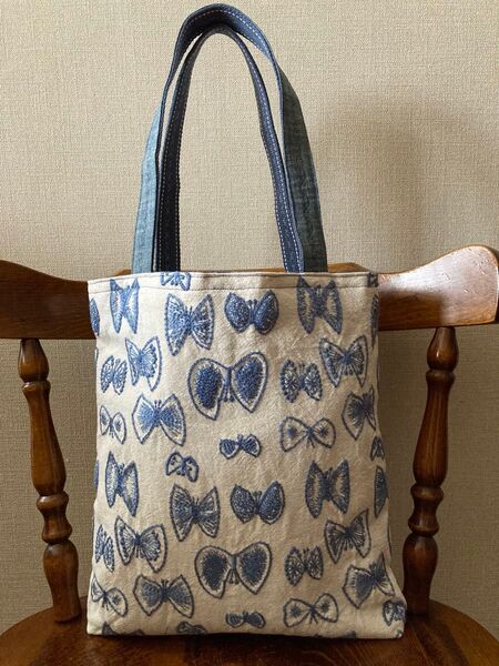 ハンドメイド トートバッグ 刺繍 ホワイトコットンリネン 水色 蝶々