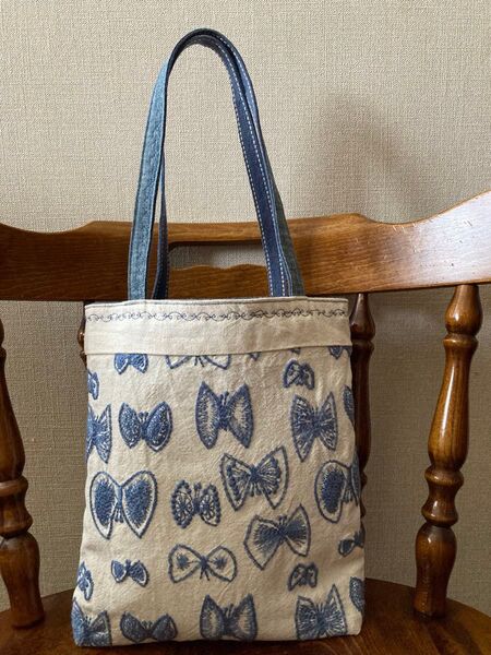 ハンドメイド トートバッグ 刺繍 ホワイトコットンリネン 水色 蝶々