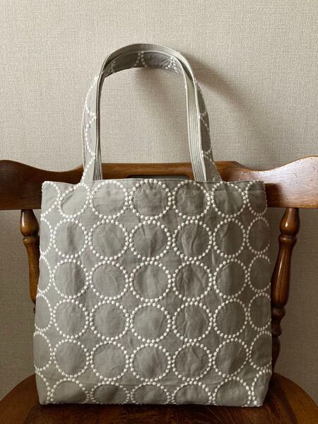 ハンドメイド トートバッグ 大きめ シーチングリネン 刺繍 サークル グレー