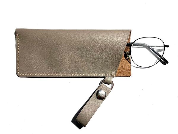 ハンドメイド 本革 メガネケース、メガネ入れ ストラップ付 グレージュ