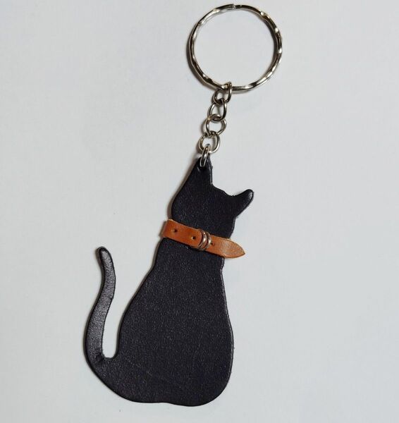 本革 首輪をつけた猫ちゃんキーホルダー