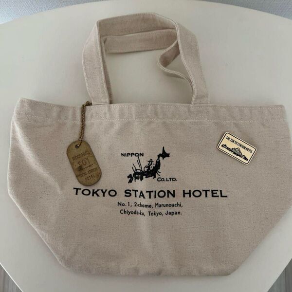 東京ステーションホテル旧デザインの復刻版ピンバッチとトート トートバッグ