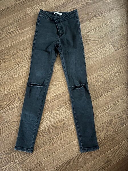 ZARAキッズ ダメージ入りスキニーパンツ