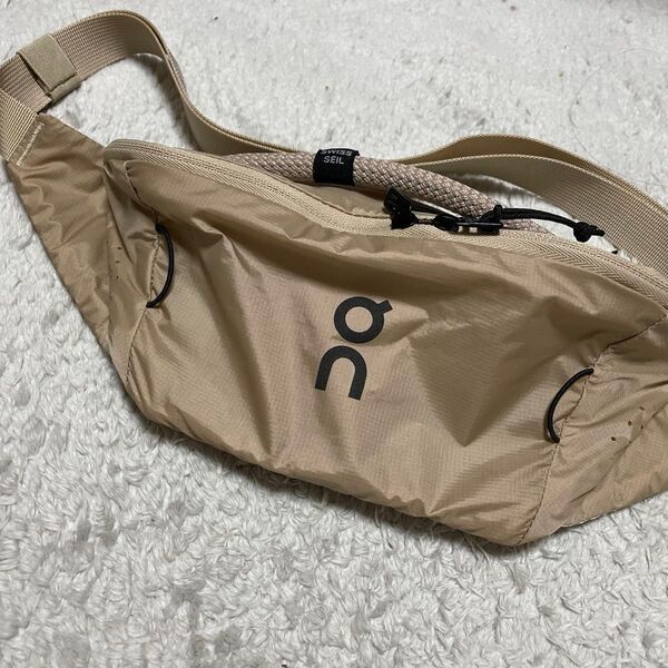 On 軽量ウエストポーチ サンドベージュ