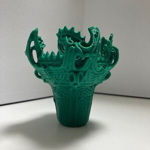 縄文土器(火焔土器)1/3スケール 高さ約10cm 緑色 彫刻 天然石 美しい石目 径1 寂 根付 緒締玉