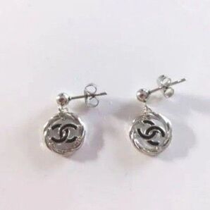 ヴィンテージボタン シャネル 揺れるシルバーピアス