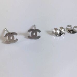 ヴィンテージボタン シャネル ミニピアス シルバー