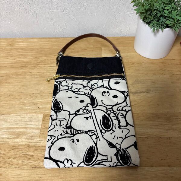 スマホポーチ ハンドメイド スヌーピー柄 モノクロ