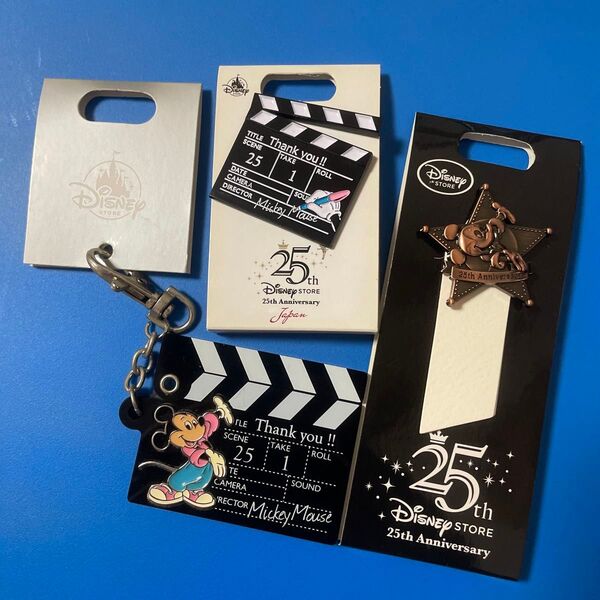 ディズニーストア 25周年グッズ カチンコキーホルダー ピンバッジ ミッキーマウス