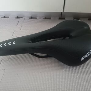 自転車 穴あき スポーツサドル