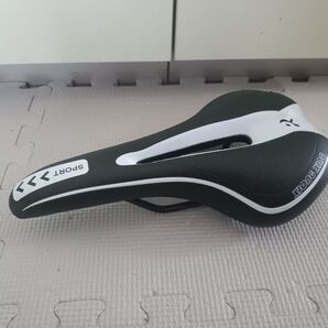 自転車 穴あき スポーツサドル