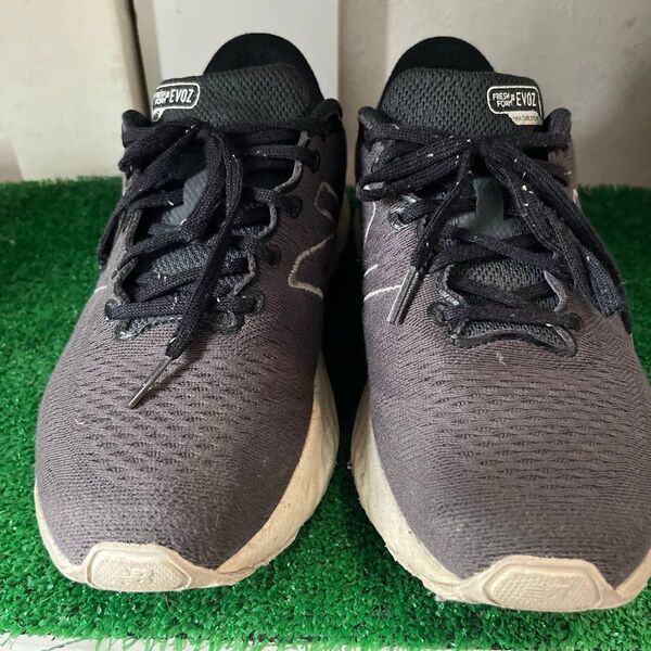 New Balance FRESH FOAM EVOZ グレー スニーカー ランニングシューズ 25.5