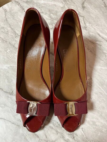 Salvatore Ferragamo パンプス ヴァラ レッド エナメル38サイズ24センチ超目玉品