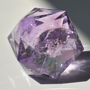 アメジスト 60面体カット 大きな虹入! 天然石 虹だらけ