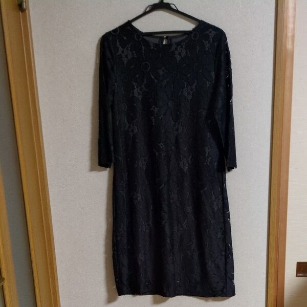 黒のレースワンピース