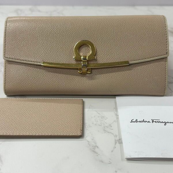 新品同様! 現行 サルヴァトーレフェラガモ Salvatore Ferragamo 財布 長財布 ガンチーニ パスケース付き