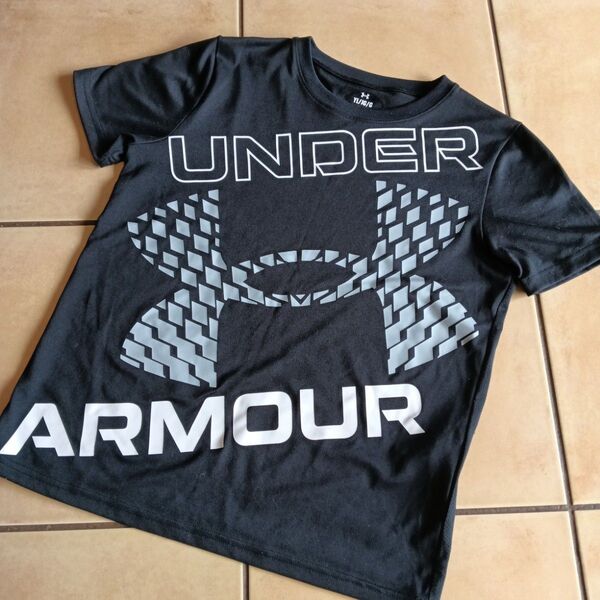 UNDERARMOR Tシャツ 黒 150