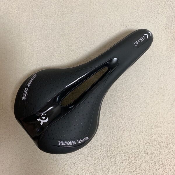 自転車 サドル 黒 低反発 通気性 長距離 マウンテンバイク クッション シート 穴あき ブラック パーツ ロードバイク