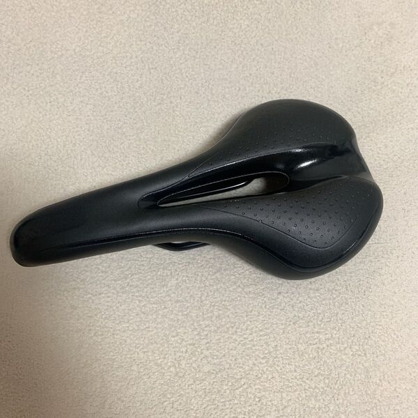自転車 サドル 黒 低反発 通気性 長距離 マウンテンバイク クッション シート 穴あき ブラック パーツ ロードバイク