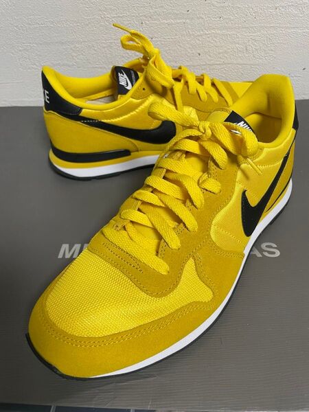 ナイキ NIKE スニーカー インターナショナリスト 29.5cm イエロー/ブラック