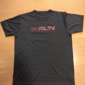 UNDER ARMOUR Tシャツ 黒×赤 RUNロゴ 古着