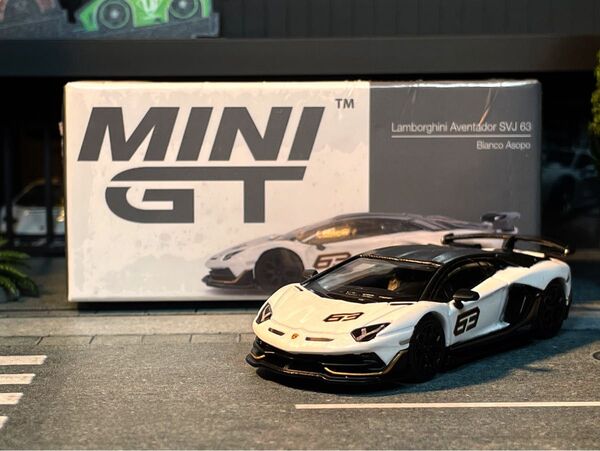 MINI GT 1/64 ランボルギーニ アヴェンタドール SVJ n°842-L
