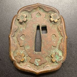 日本軍 軍刀 銅製 花模様 鍔(つば) 骨董 大正ロマン 昭和レトロ 刀装具 鍔 日本刀 アンティーク 軍刀拵