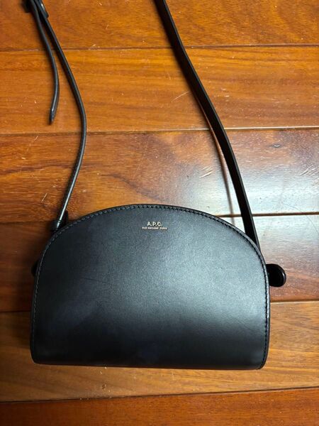 A.P.C. ハーフムーン ショルダーバッグ ブラック